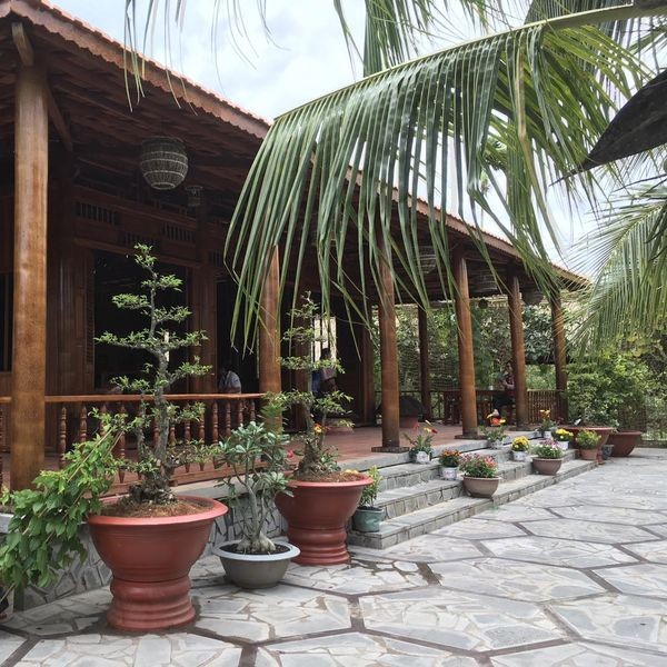 &nbsp;Toàn bộ công trình sử dụng khoảng 4.000 cây dừa, riêng căn nhà là 1.700 cây. Tất cả đều có tuổi thọ trên 50 năm. Ảnh: Facebook&nbsp;