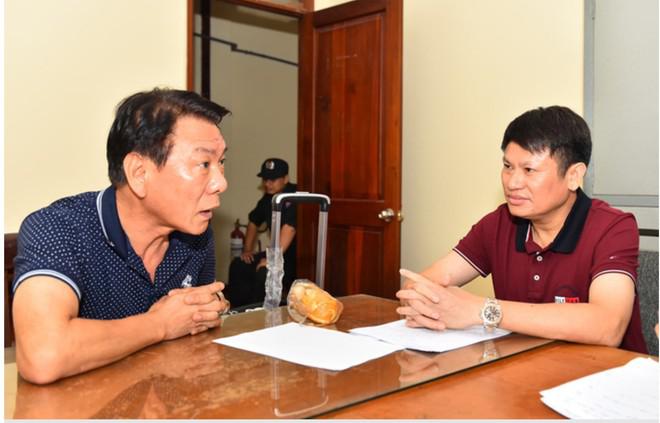 Thiếu tướng Nguyễn Văn Viện (bên phải) - Cục trưởng Cục Cảnh sát ĐTTP về ma túy (Bộ Công an) đấu trí với đối tượng Kim Soon Sik