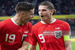 Sabitzer ghi siêu phẩm đá phạt: Fan MU phát cuồng, so sánh với Ronaldo - Messi