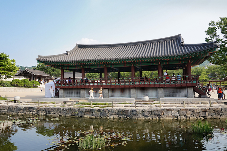 Làng Namsangol Hanok: Du khách đến với ngôi làng truyền thống từ thời Joseon này sẽ cảm thấy rất thú vị khi đi lang thang xung quanh và nhìn ngắm cuộc sống thời xa xưa của cả hoàng gia và thường dân. Nằm dưới chân núi Namsan, ngôi làng có những ngôi nhà Hanok rất đẹp, với nội thất được xây dựng lại cho bạn thấy nhà của một quan chức, nông dân và quý tộc sẽ trông như thế nào...
