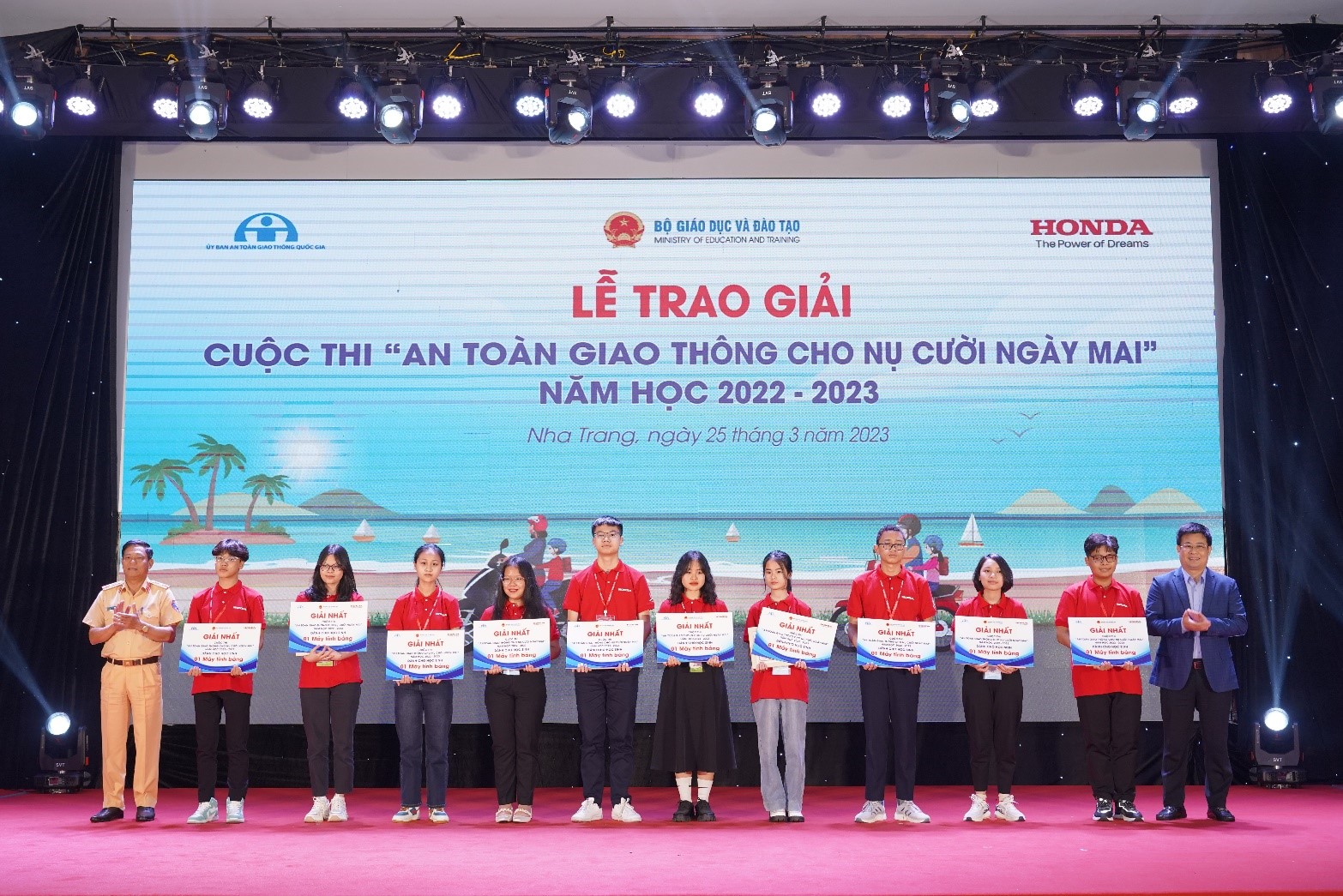 Các em học sinh nhận giải thưởng tại buổi lễ