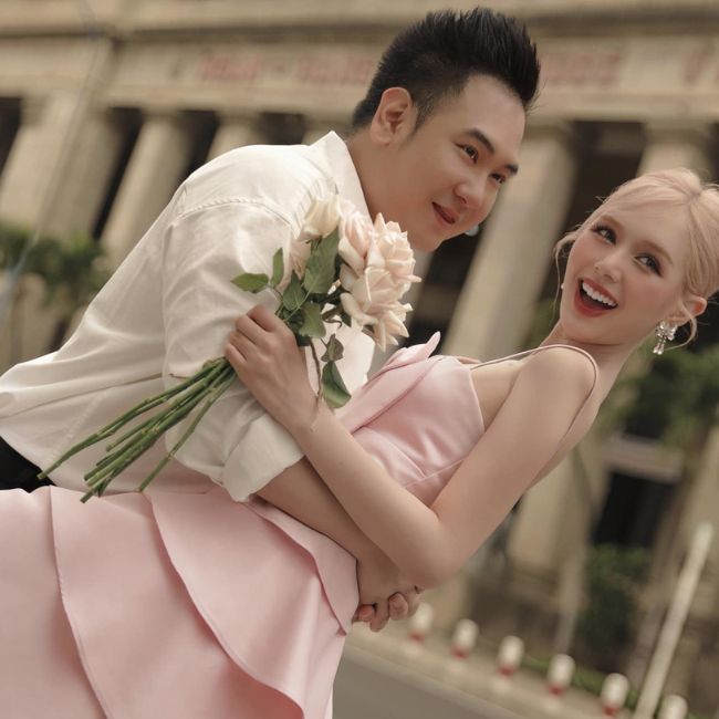 Hot girl được nhà chồng chi hẳn 28 tỷ chỉ để thiết kế váy cưới đính kim cương cho mình. Ngoài ra, chồng cô còn rước dâu bằng dàn siêu xe có trị giá xấp xỉ 20 tỷ đồng.&nbsp;
&nbsp;

