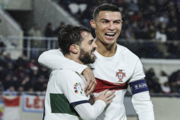 Bóng đá - Ronaldo lập cú đúp vào lưới "tí hon" giúp BĐN đại thắng, Messi "hít khói"