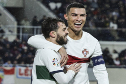 Bóng đá - Ronaldo lập cú đúp hạ tí hon giúp Bồ Đào Nha đại thắng, cho Messi "hít khói"
