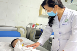 Sức khỏe đời sống - Bé 2 tuổi ở Hà Nội bị nhầm lẫn giới tính từ khi sinh ra