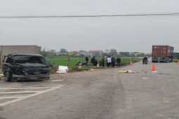 Tin tức trong ngày - Hai vợ chồng tài xế xe tải tử vong sau va chạm với ô tô đầu kéo