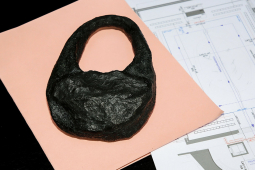 Thị trường - Tiêu dùng - Túi xách nhìn như cục đá đen, nặng như tạ, giá bán tiền tỷ gây "choáng"