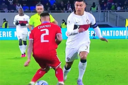 Bóng đá - Ronaldo bất chấp để ghi hat-trick: Giở trò bị trọng tài phạt thẻ vàng