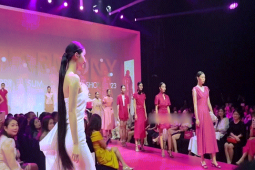 Thời trang - Lần đầu diễn vị trí vedette, cô gái Thanh Hoá đẹp "ngàn năm có 1" suýt thì "vồ ếch"