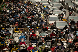 Tin tức trong ngày - Sáng đầu tuần mưa rét, người dân chật vật nhích từng mét tới công sở