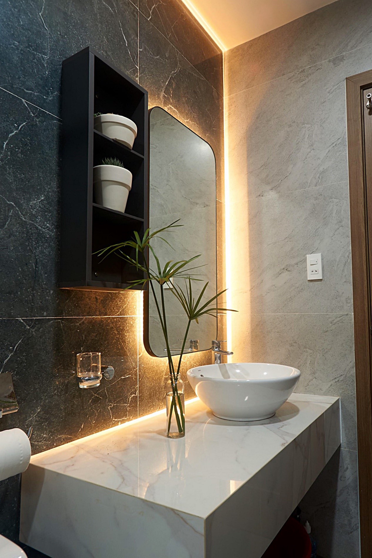 Gương phòng tắm giúp không gian sâu và rộng hơn