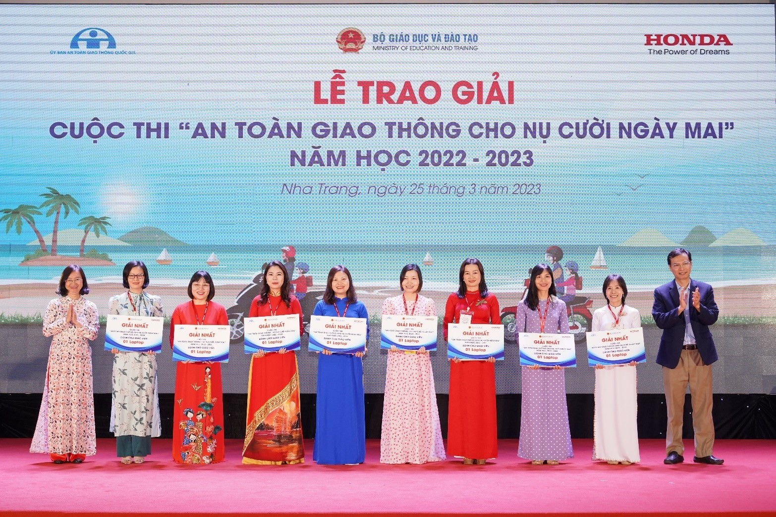Các nhà giáo nhận giải thưởng tại buổi lễ