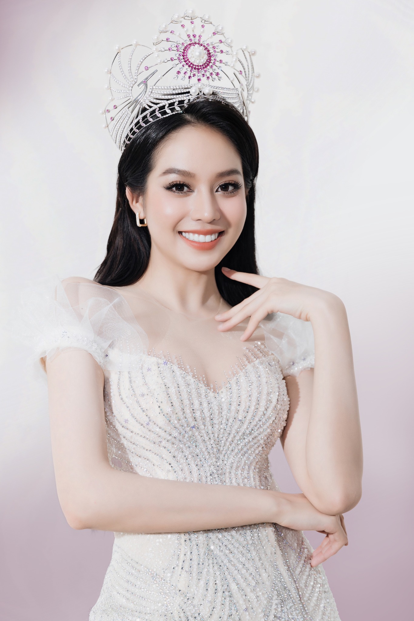 Có thể thấy, trước và sau khi phẫu thuật thẩm mỹ, người đẹp này có sự thay đổi rõ rệt về nhan sắc lẫn vóc dáng.