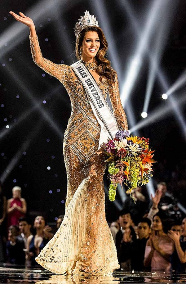 Rất nhiều người đẹp chọn khoác những bộ cánh của Hoàng Hải để chinh chiến trên các đấu trường nhan sắc, trong đó, Hoa hậu Pháp Iris Mittenaere đã đăng quang cuộc thi Hoa hậu Hoàn vũ&nbsp;2016 với những thiết kế từ anh.