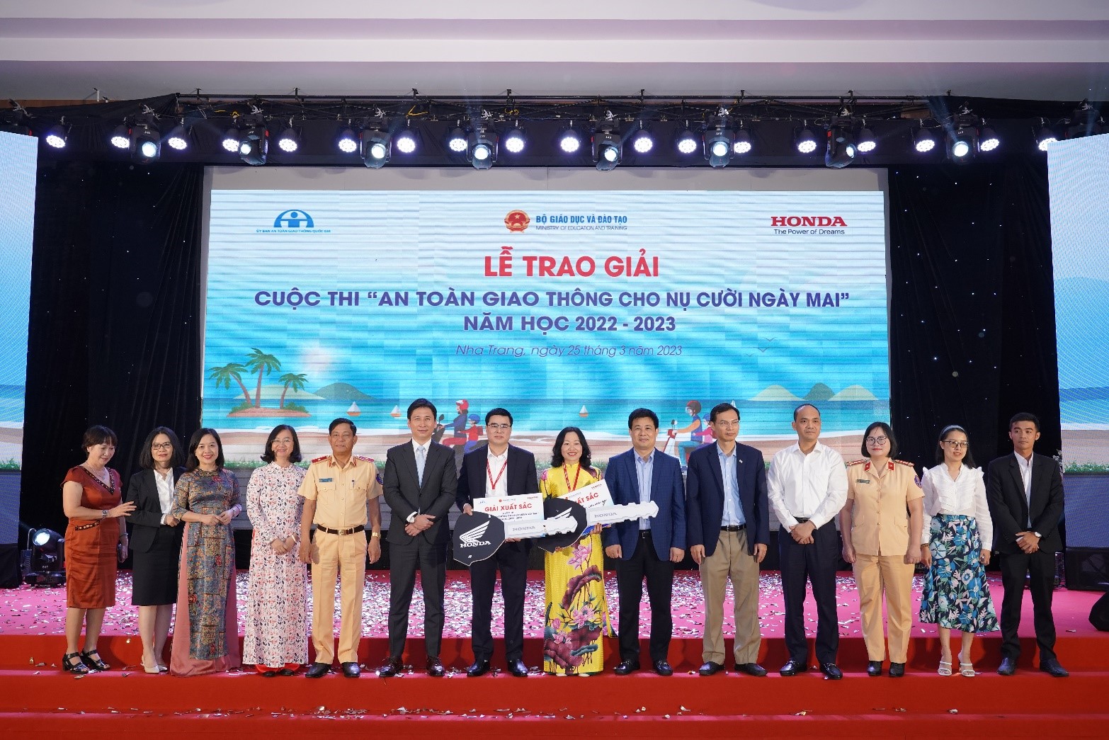Các vị đại biểu chụp ảnh lưu niệm cùng nhà giáo đạt giải xuất sắc
