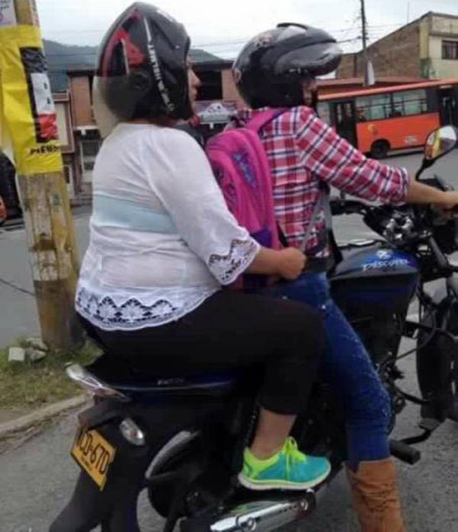 Mũ bảo hiểm đội kiểu này nhìn thoáng hơn hẳn.
