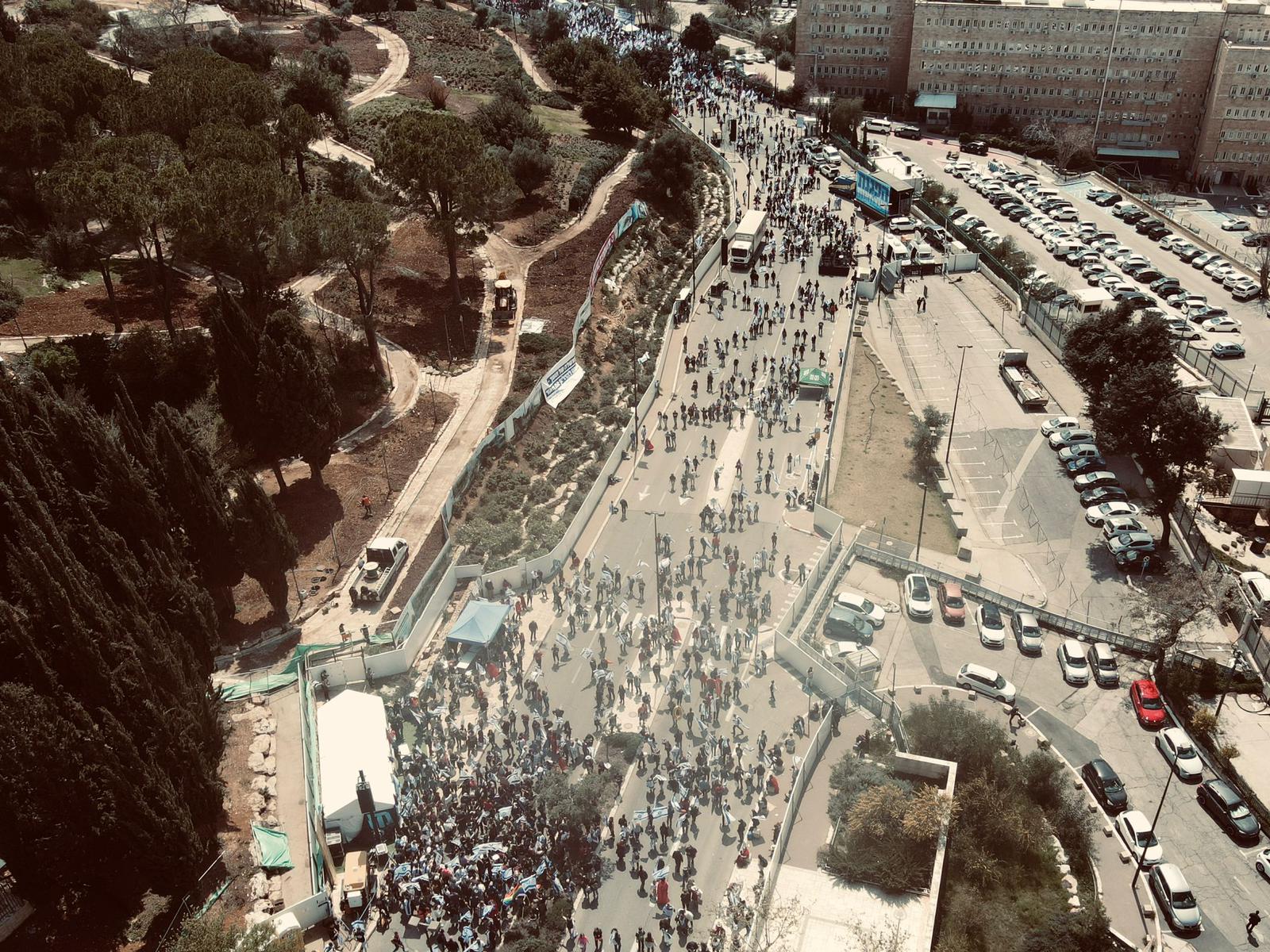 Người dân Israel đổ ra đường biểu tình, phản đối kế hoạch cải cách tư pháp của chính quyền ông Netanyahu (ảnh: CNN)