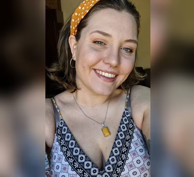 Emily cảnh báo những du khách như cô nên kiểm tra kỹ túi đồ của mình mỗi lần đi du lịch. Ảnh: Fb