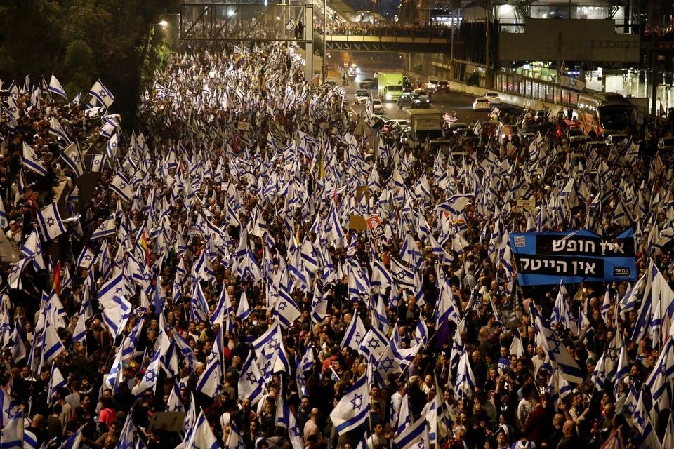 Người biểu tình Israel xuống đường trong đêm (ảnh: Reuters)