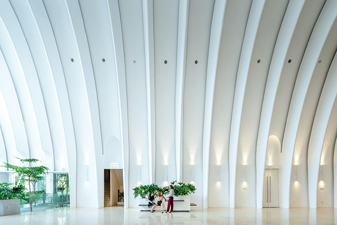 White Palace Hoàng Văn Thụ gây ấn tượng bởi lối kiến trúc đương đại với gam màu trắng tinh tế