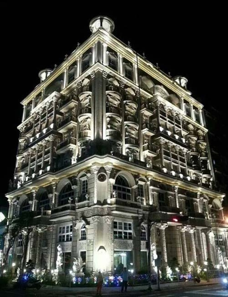 Các bà vợ của ông sống chung tại một&nbsp;tòa nhà hoành tráng ở Tân Trúc.
