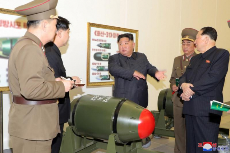 Ông Kim Jong-un đã trực tiếp giám sát và chỉ đạo quy trình lắp đầu đạn hạt nhân. Ảnh: KCNA