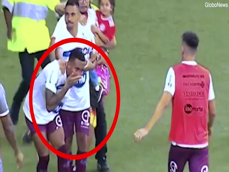 Video: Người đàn ông bế con, lao xuống đánh cầu thủ trên sân