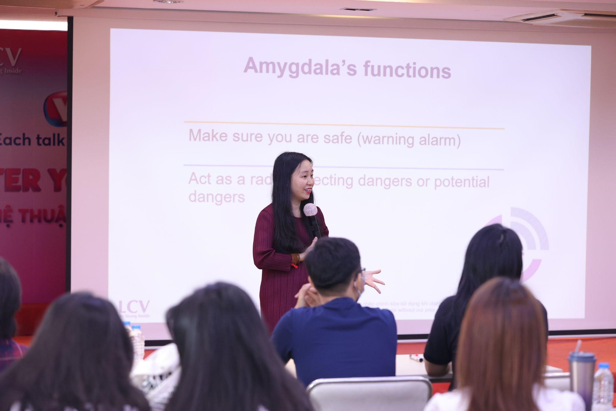 Coach Vân Anh chia sẻ kiến thức về khoa học não bộ với học viên VUS