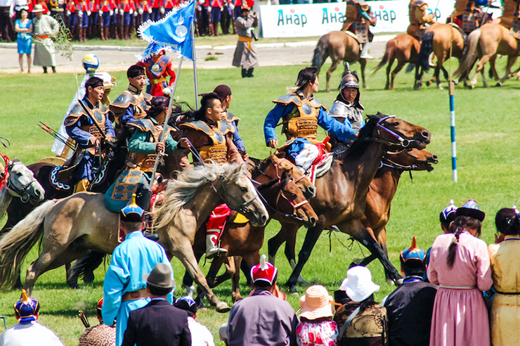 Lễ hội Naadam: Tôn vinh lịch sử, di sản và văn hóa phong phú của Mông Cổ, lễ hội Naadam được tổ chức hằng năm tại thủ đô Ulaanbaatar. Được cho là có trước thời Thành Cát Tư Hãn, lễ hội đã trải qua hàng thế kỷ này là nơi các vận động viên tranh tài quyết liệt ở môn bắn cung, đua ngựa và đấu vật, với điệu nhảy và lễ kỷ niệm truyền thống.
