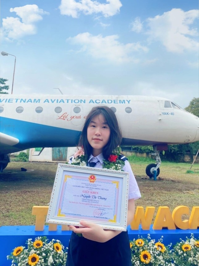 Nguyễn Thị Thương nhận bằng khen trao thưởng Thủ Khoa Học viện Hàng không Việt Nam.