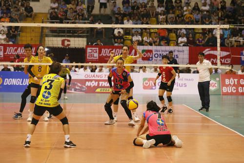 Ninh Bình LPB (bên kia lưới) không thể lội ngược dòng trước HCĐG. (Ảnh: TUẤN TRẦN)