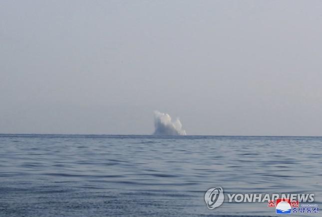 Hình ảnh vũ khí không người lái tấn công dưới nước chạm đến mục tiêu ngoài khơi huyện Hwadae (tỉnh Bắc Hamgyong). Ảnh: Yonhap