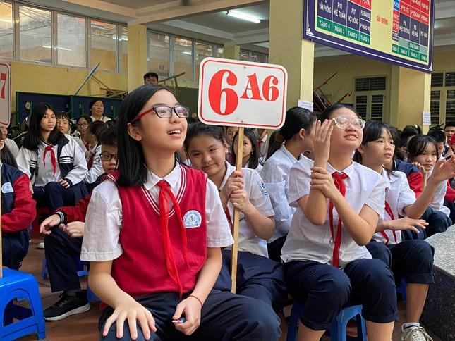 Hà Nội tăng hơn 38.000 học sinh lớp 6: Loay hoay giãn sĩ số lớp học - 1
