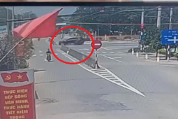 Clip: Vội vài giây, ô tô phóng vun vút gây họa kinh hoàng cho nữ tài xế