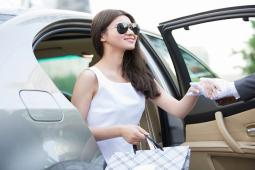 Bạn trẻ - Cuộc sống - Liếc nhìn xe sang bên đường, người đàn ông “hóa đá” khi thấy vợ mở cửa bước ra
