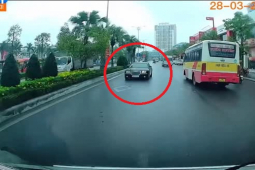 Tin tức trong ngày - Clip: Lái xe sang hầm hố chạy ngược chiều, tài xế bị "cư dân mạng" chỉ trích