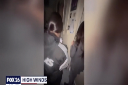 Phi thường - kỳ quặc - Video: Nữ giáo viên bị lốc xoáy cực mạnh hút ra khỏi lớp khi vừa mở cửa