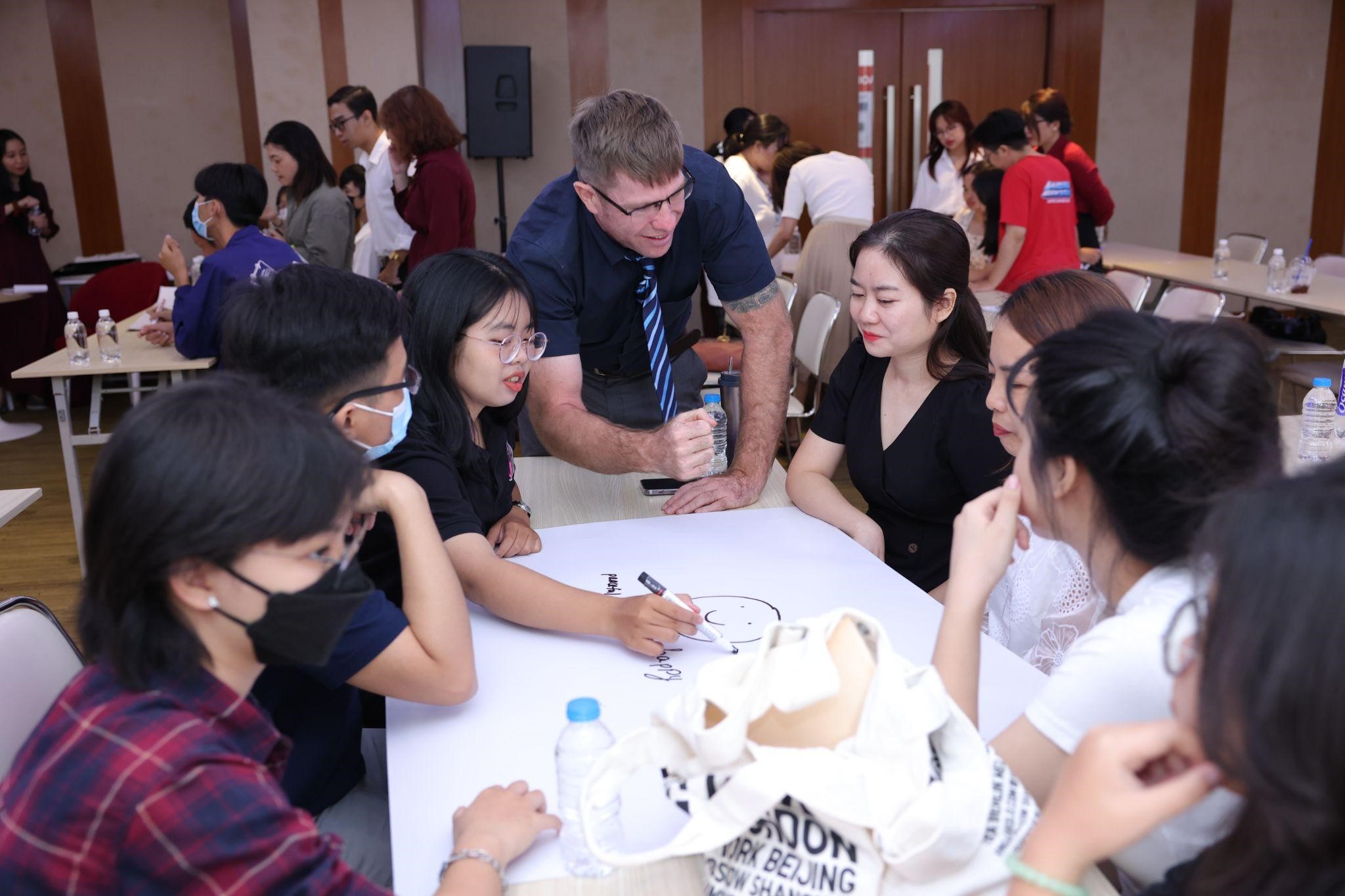 Giáo viên bản ngữ tham gia hoạt động nhóm với người tham dự