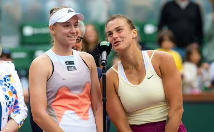 Rybakina (trái) và Sabalenka (phải) và Swiatek được mệnh danh "BIG 3" của tennis nữ