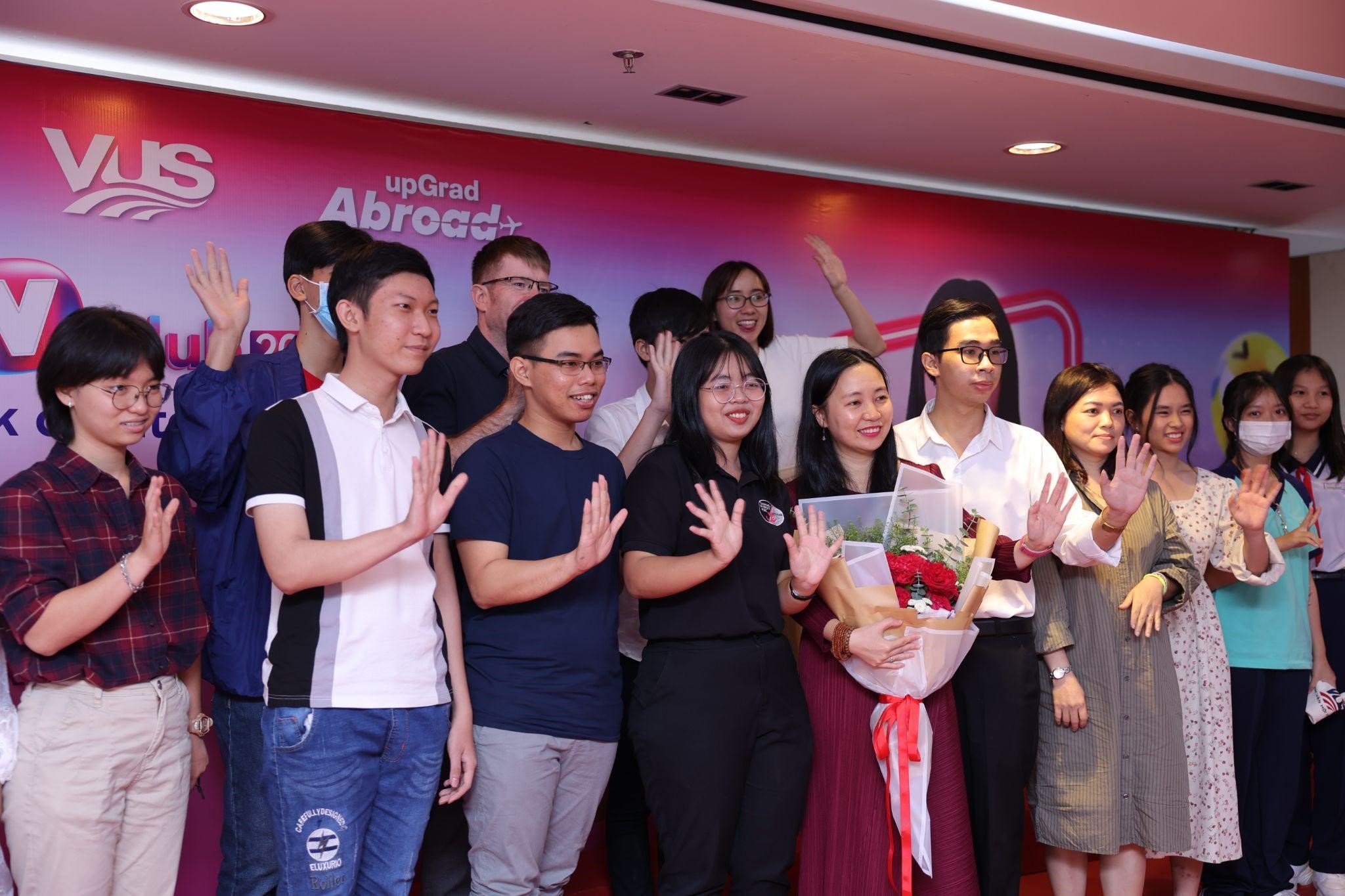 Học viên VUS chụp hình cùng diễn giả sau sự kiện