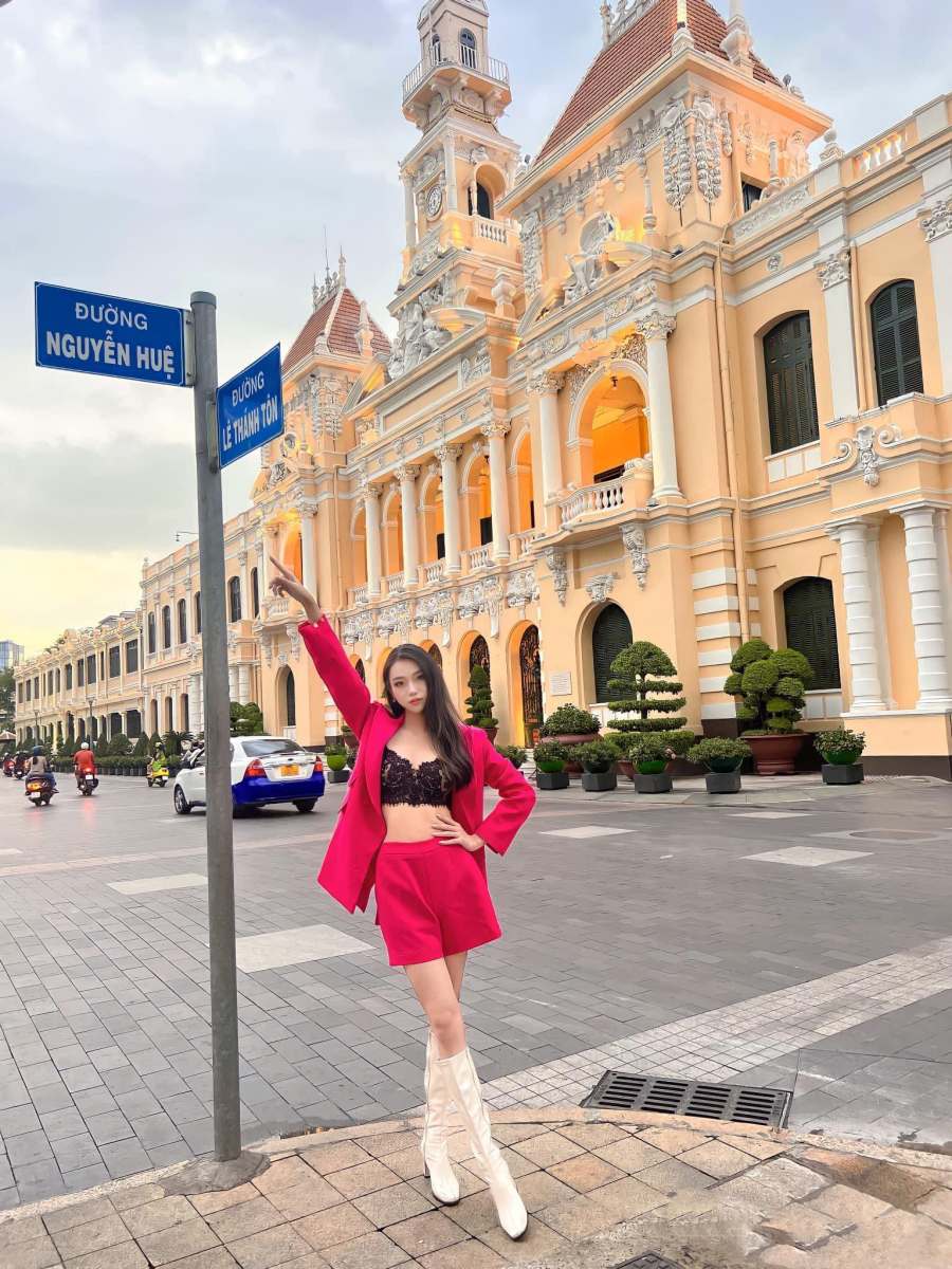 Hà Anh có lựa chọn trang phục thông minh khi chụp hình trên đường phố Sài Gòn.
