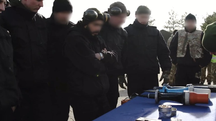 Các quân nhân Ukraine chăm chú nghe hướng dẫn.