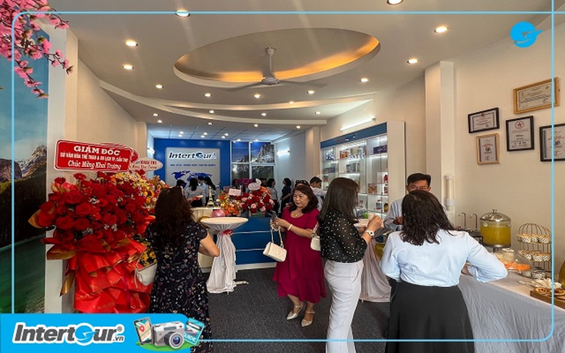 Khách hàng thỏa sức tham quan và mua sắm tại buổi khai trương (Nguồn: Intertour)