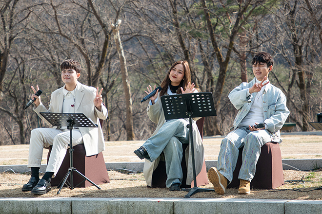 Chương trình được thực hiện theo mô hình biểu diễn “busking show” (biểu diễn đường phố, nơi công cộng)