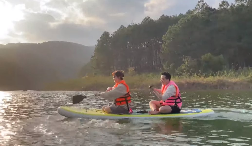 Cặp đôi thoải mái trêu chọc mọi người&nbsp;