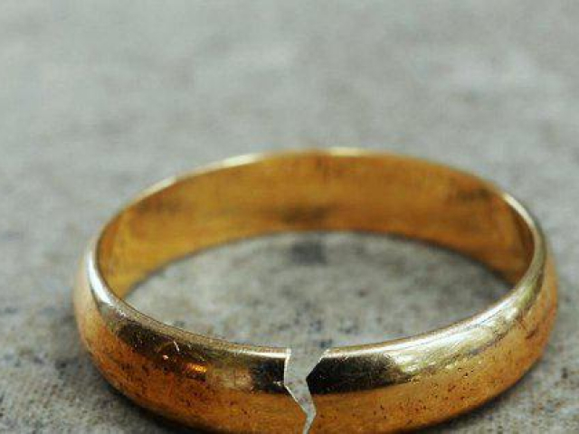 Bạn trẻ - Cuộc sống - Mới kết hôn chưa đầy một tháng đã phải ly dị vì "nghi thức" kinh dị trước khi ngủ của chồng