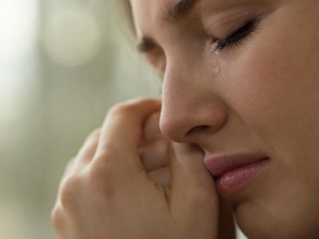 Giáo dục - du học - Mẹ tức giận vì gần nửa đêm đi làm về thấy con trai vẫn thức, nhưng biết việc con đang làm cô oà khóc nức nở