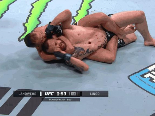 Thể thao - ‘Tàu chiến’ Landwehr tung tuyệt chiêu ‘trăn siết cổ’ khiến đối thủ xin hàng