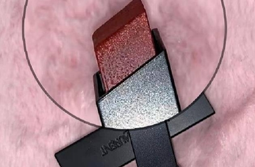 Bạn trai tặng son cũ làm quà sinh nhật, cô gái bất lực tố khổ - 1