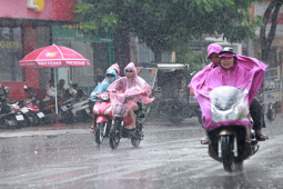 Miền Bắc hứng “mưa vàng” sau nắng nóng, có nơi trời chuyển rét